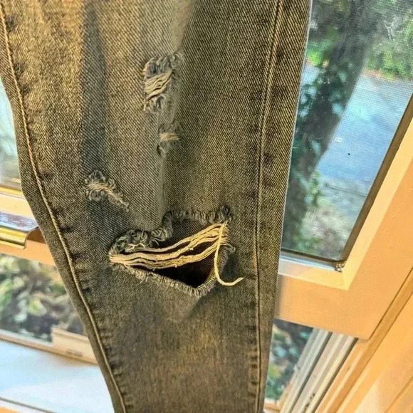 Pacsun patched girlfriend jeans, patches, distressed, raw hem. Size 24 - Picture 16 of 16